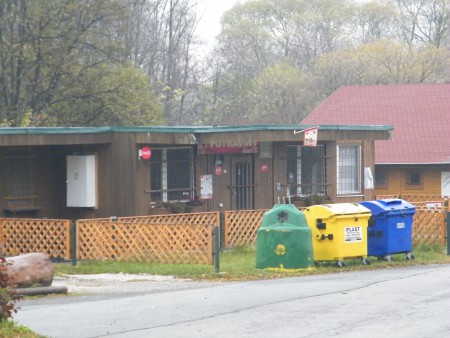 Potraviny pri vstupe do campu